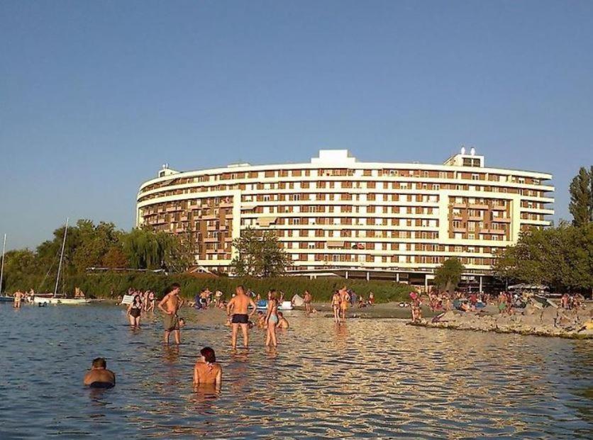 'Good Feelings' Aparthotel Сиофок Екстериор снимка