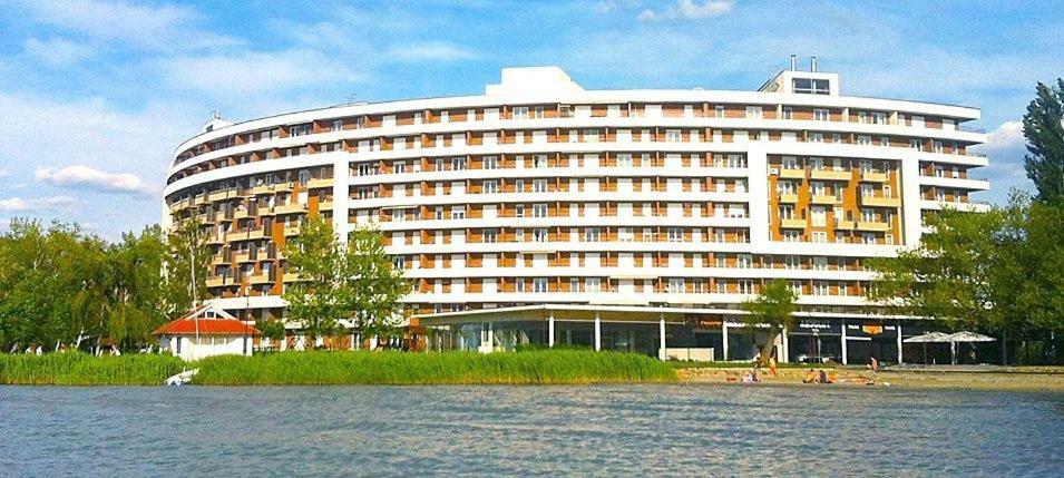 'Good Feelings' Aparthotel Сиофок Екстериор снимка